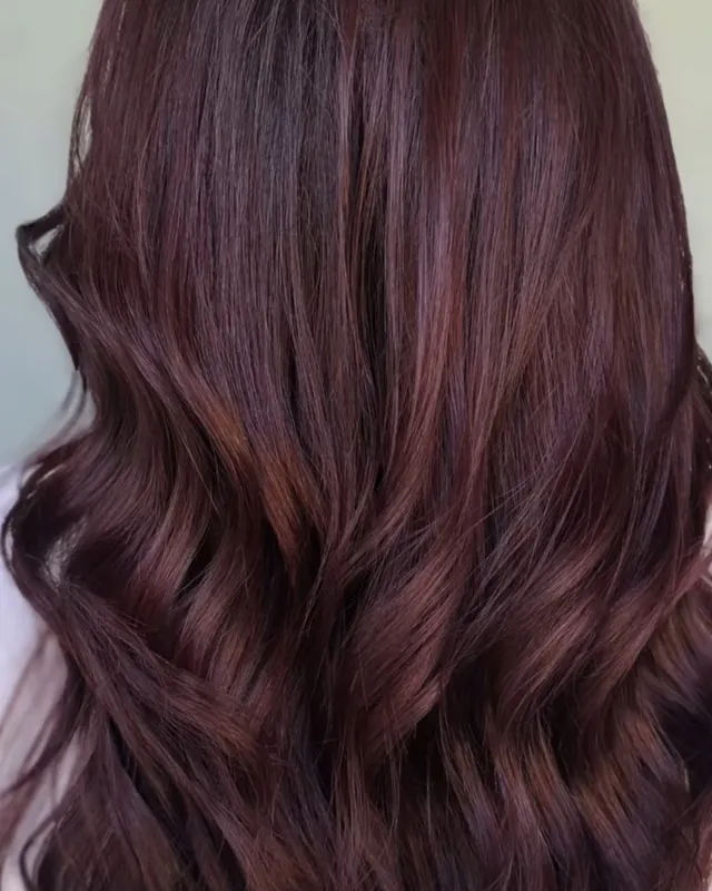 Color caoba terminado, con brillo parejo
